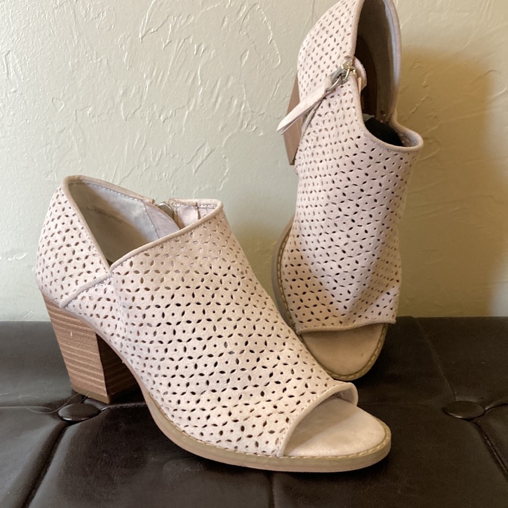 DV by Dolce Vita Shoes - Women | Color: Beige | Size: 7